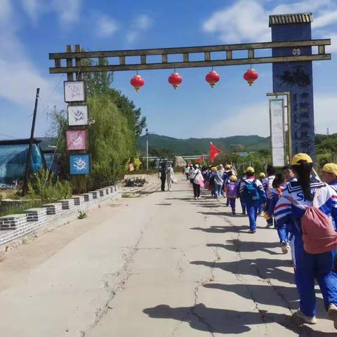 “领略满乡风情 铸牢共同体意识”                ——合隆乡中心小学社会实践活动纪实