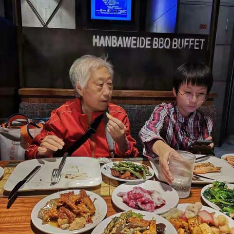 爷奶陪着孙女过十四岁生日