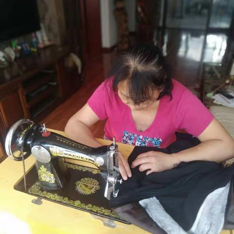 老妹为哥嫂修衣褲  2019年9月27日