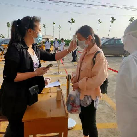 洋梓中学喜迎九年级学生回“家”