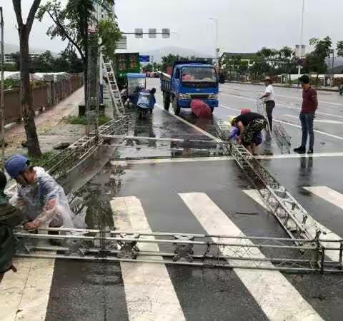 综合行政执法局岩头中队全力以赴打好“抗台防汛”这场硬仗