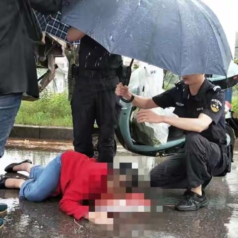 巡逻途中遇事故，雨中救助暖人心