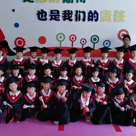 人生第一次毕业🎓🎓    相机定格你的幼儿园时光🎋糖果宝贝🍭🍭恭喜步入小学生涯啦☀️☀️