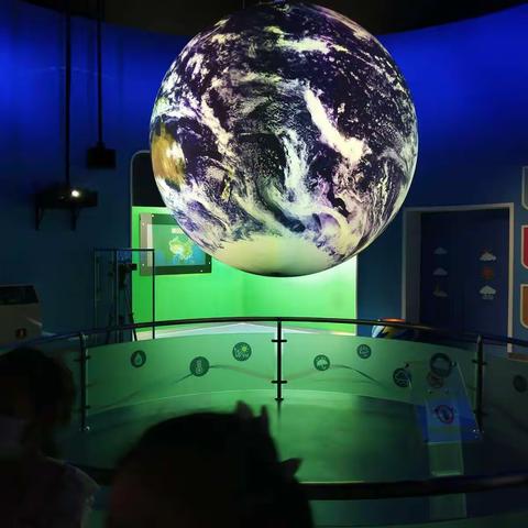 许昌市《魏都区实验学校》雏鹰假日四<3>中队走进科技馆