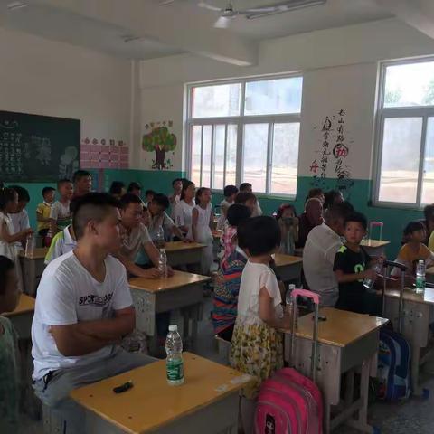 陈固镇东丈八小学庆六一联欢会暨迎期末家校交流会。