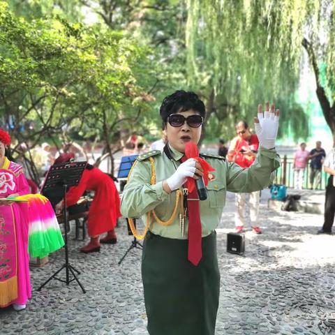北京太阳红合唱团2023.9.1在昌平公园镜明湖东岸开团唱歌现场。