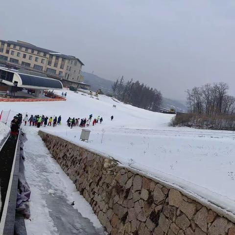 6.1班庙香山滑雪运动