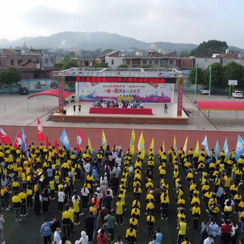 冬日暖阳练身体，小初合作育少年————灵山县那隆镇2022年小学生田径运动会工作记