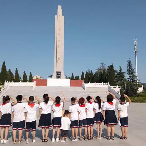 南关村小学三五班阳光小队走进许昌烈士陵园纪念馆