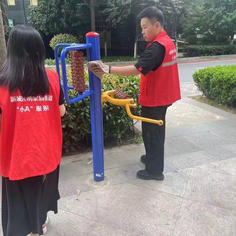 擦洗健身器材 传递文明风尚