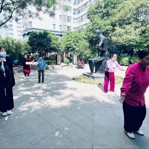 养生运动健康行，社区里刮起“太极风”！