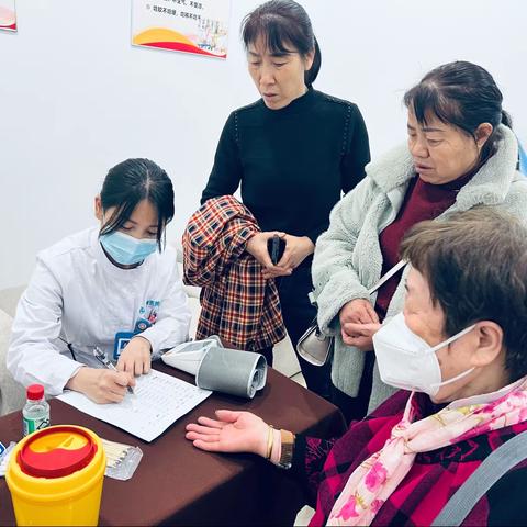 义诊进社区，关爱老年人