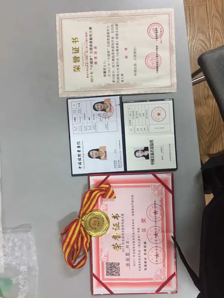 中国国际书画院会员中国美术名家协会会员徐丽君的钢笔画作品和工笔画