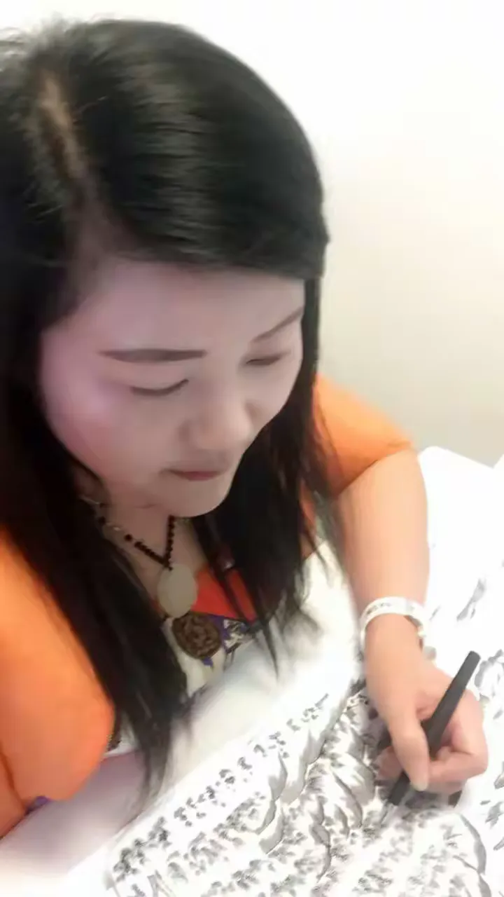 中国国际书画院会员中国美术名家协会会员徐丽君的钢笔画作品和工笔画