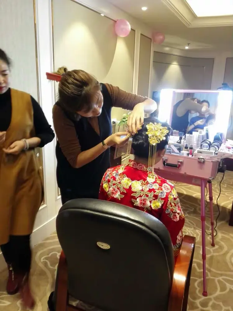 新娘子梳妆打扮，准备出阁了。