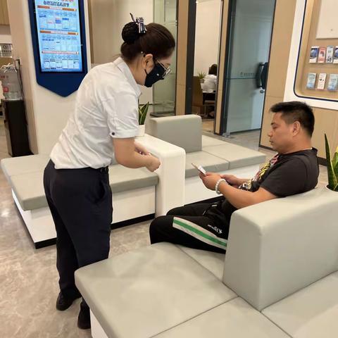 城西支行：网点反假币宣传