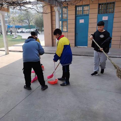 禹王台区实验小学学生养成晨扫好习惯助力文明校园建设