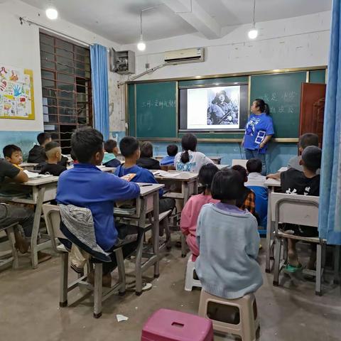 峨足小学开展“学习雷锋精神，争做最美少年”主题班会活动