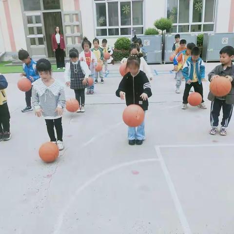 博雅幼儿园朵二班🏀趣味拍球  快乐成长🏀