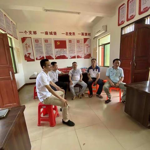 市科工信局组织全体帮扶责任人到锦山镇开展周六“扶贫日”活动