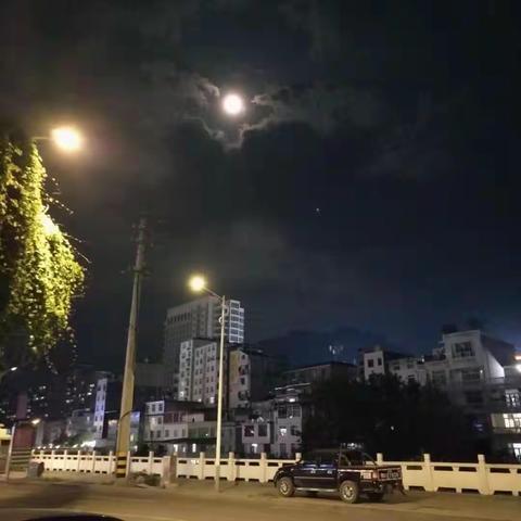 在这金秋送爽的九月，我们又迎来了一年一度的中秋佳节，又将欣赏到皓月当空的美景。