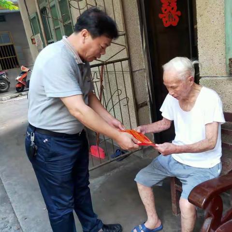 光荣在党50年、初心不忘薪火传——书场村颁发光荣在党50年纪念章