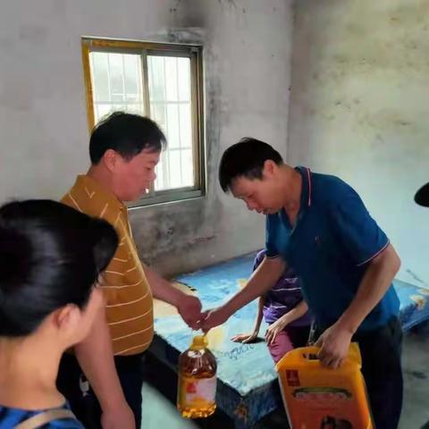 书场村开展“粽米飘香，情满人心”端午节慰问活动