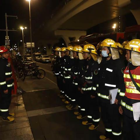 光明区消防救援大队联合凤凰城地铁站开展夜间应急演练