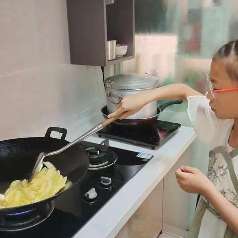 暑假里做家务的黄玲珑