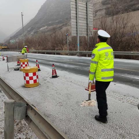 冰雪天气路结冰，交警出手助通行