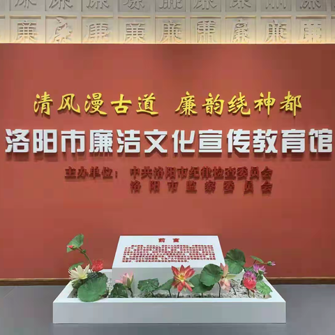 党风廉政建设入心入脑，主题党日活动有声有色。——住建局全体干部职工统一到市民之家参观学习。