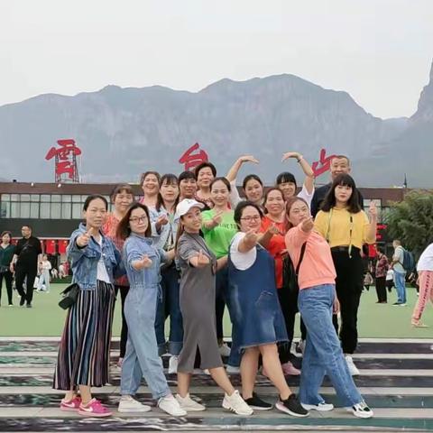 一起努力、一起开心                                     我们的美女团队