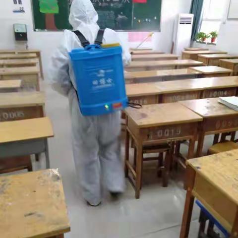 筑牢疫情防线           ——永城市第三初级中学进行校园全面消杀工作