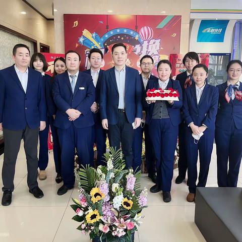分行党委委员、副行长张铠一行前往幸福路支行开展年终决算慰问