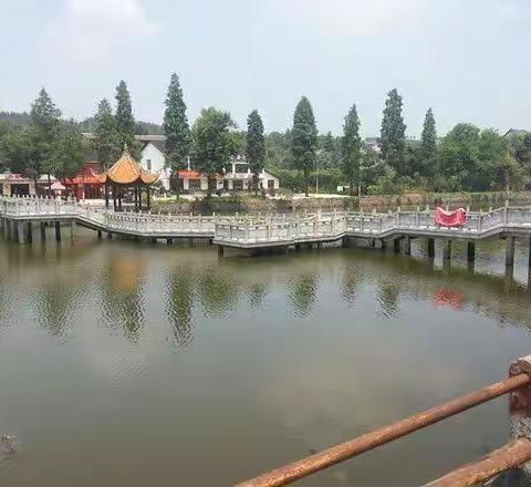 陶令不知何处去，桃花源里可耕田