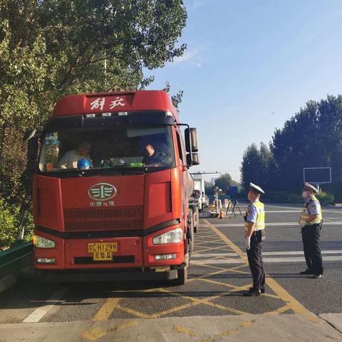 【济南交警】暑天更有凌云志，人少也要严整治