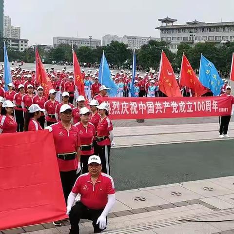 新时代文明实践·杜甫路街道和义里沟村“歌唱共产党、庆七一健步展演"活动