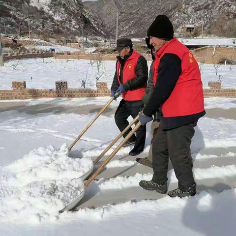 “学习贯彻党的二十大精神—扛红旗 当先锋”（四）  黄家楼村“以雪为令总动员，扫雪除冰保民生” 主题党日活动