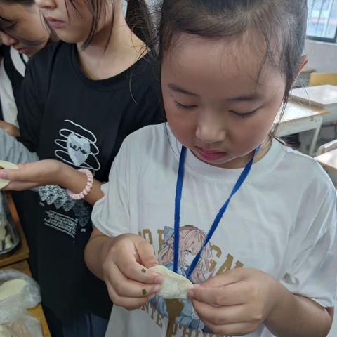 纪念2022.06.30五（5）班期末包饺子活动