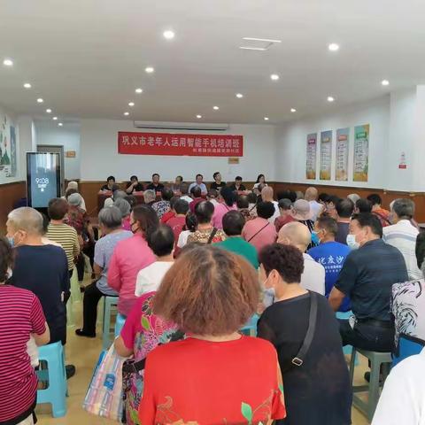 助力老人跨越“数字鸿沟”——杜甫路街道建设路社区养老服务中心开展老年人智能手机培训