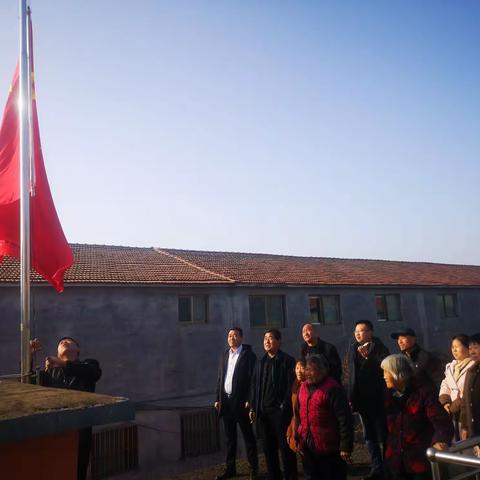 国旗在桶子河社区，高高飘扬