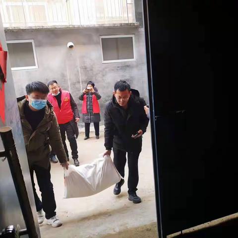 浓浓关怀情暖退役军人 ——陈集工作队和桶子河社区看望老兵