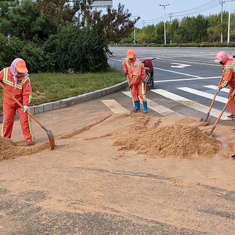 雨后清淤忙，道路焕新颜