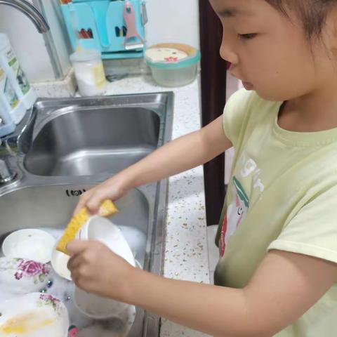 实验小学一（3）班秦伊依劳动实践活动—我来帮忙做家务
