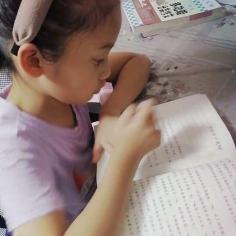 争当“书香家庭、读书之星、最美读书家庭”