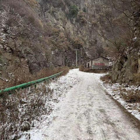 2023.1.21除夕，涝峪黑三岔，拿着板板来滑雪。