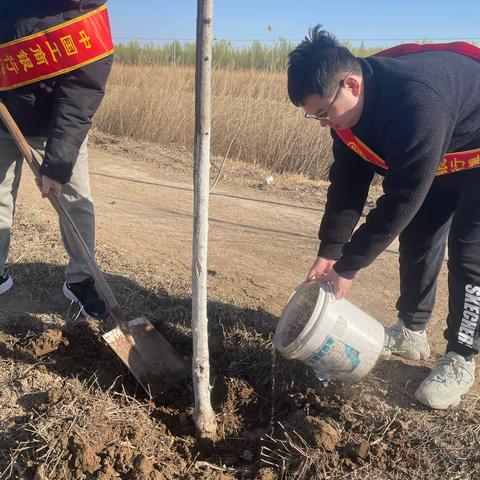 “践行二十大精神 争当新时代雷锋”博兴支行团支部植树节暨保护母亲河活动