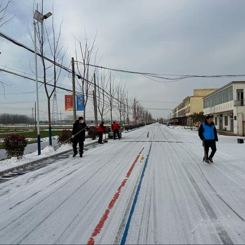 扫雪除冰心为民，网格服务暖人心