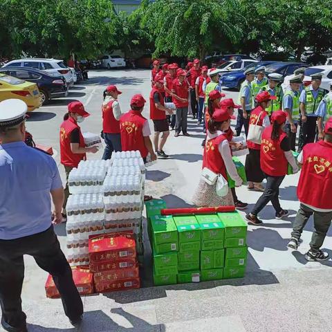 万宁市南林医院党支部党员参加市直机关党员志愿者“炎炎秋日送清凉”活动