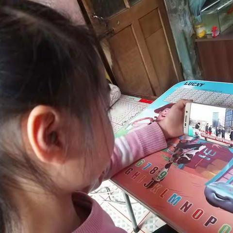 外语实验小学三一班侯今惠！观看《中小学德育课堂》中国加油！武汉加油！